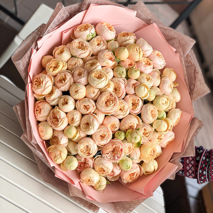 25 пионовидных роз (на столе)