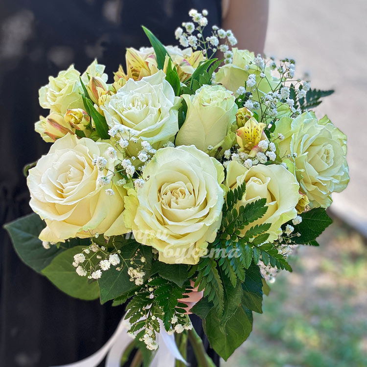 Букет из роз с гипсофилой (крупный план)