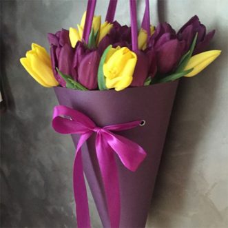 Фиолетовые и желтые тюльпаны в конусе «Калифорния»