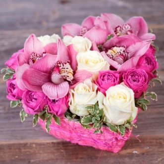 Сердце с розами и орхидеями