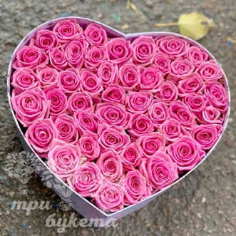 Сердце из 51 розовой розы