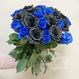 Букет из черных и синих роз