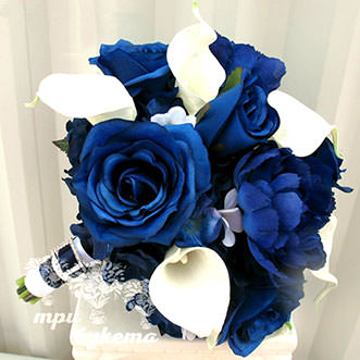 Букет невесты из синих роз и калл