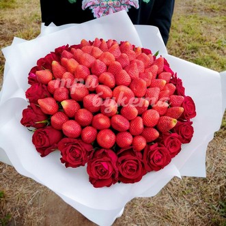 Букет из 70 ягод клубники и роз