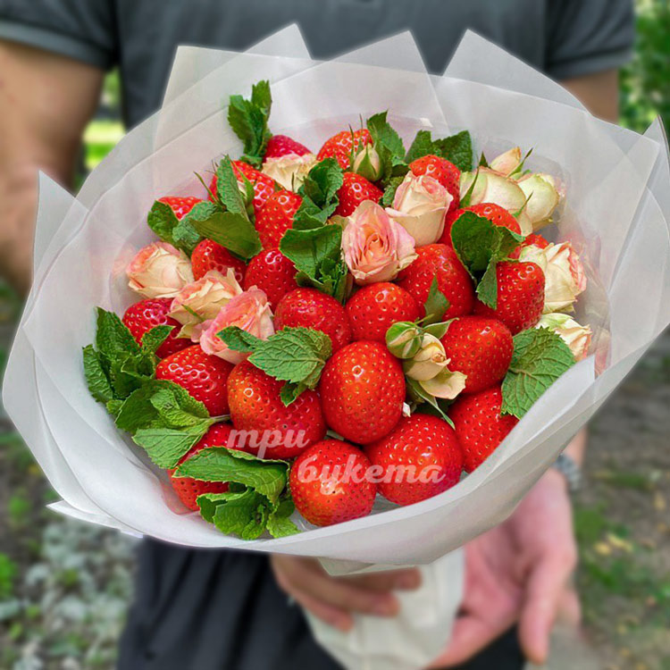 Букет из 25 ягод клубники и роз (крупный план)