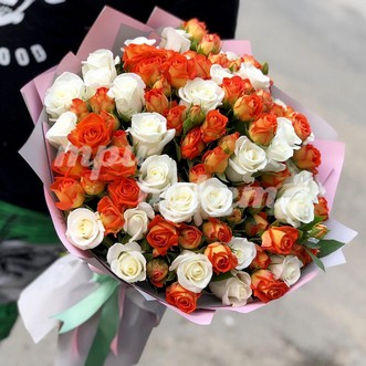 Букет из оранжевых и белых роз