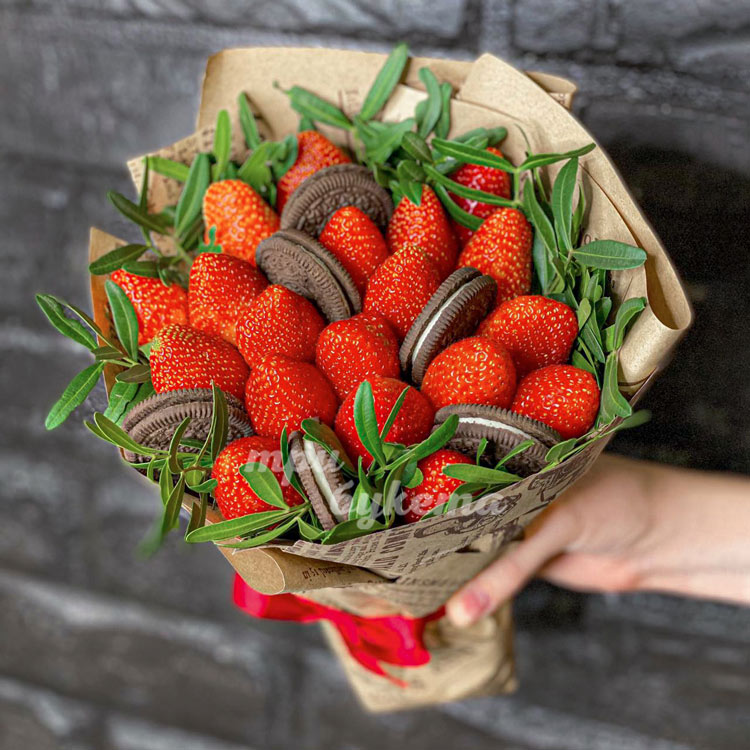 Букет из клубники и печений Oreo (доп. фото)