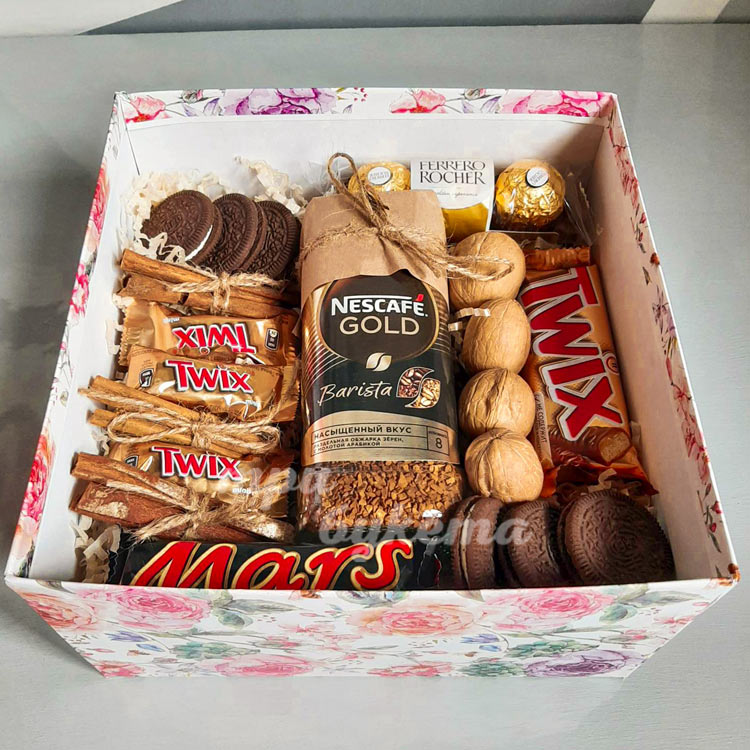 Коробочка с кофе и сладостями (на столе)