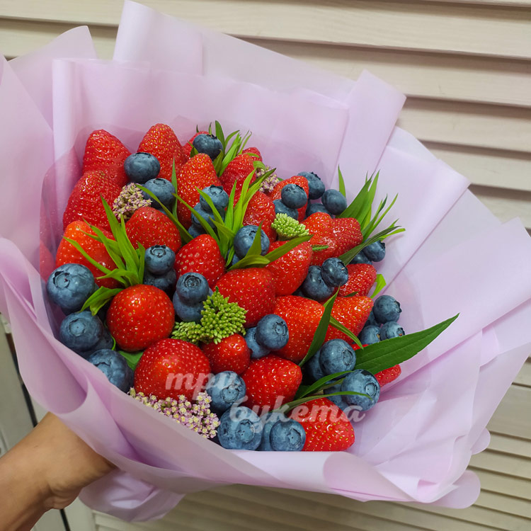 Букет из 23 ягод клубники (крупный план)