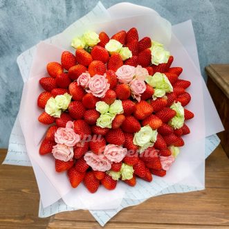 Букет из 75 ягод клубники и роз
