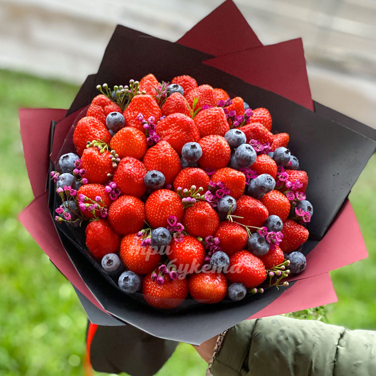 Крафт букет с клубникой и черникой (на фоне травы)