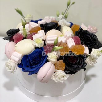 Черные и синие розы со сладостями