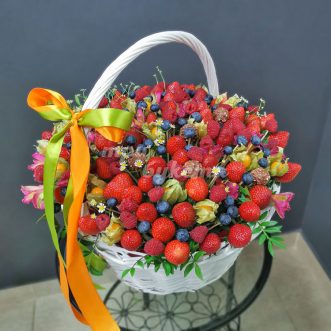 Корзина ягод, цветов и конфет
