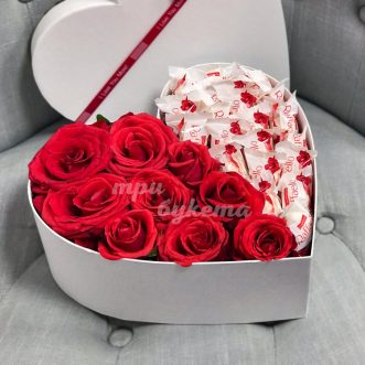 Розы и Raffaello в коробке сердце