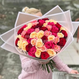 Букет микс из 51 разноцветных роз