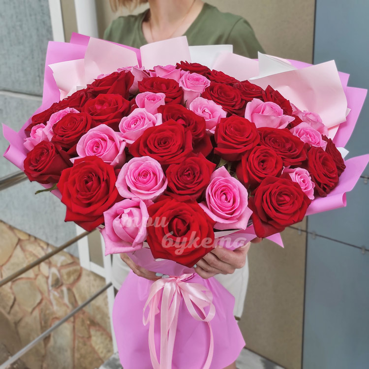 Купить букет из 45 красных и розовых роз по Уфе
