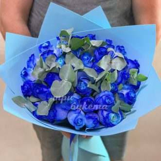 Букет из синих роз и эвкалипта
