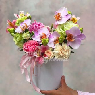 Коробка розовых орхидей с эустомами