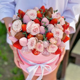 Розовые розы и клубника в шоколаде