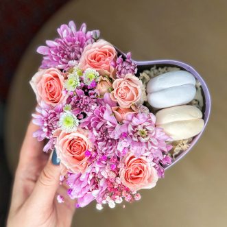 Сердце из хризантем, роз и зефира Сердце из хризантем, роз и зефира