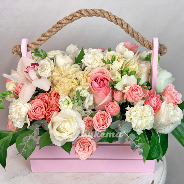 Белые фрезии и розовые розы в ящике