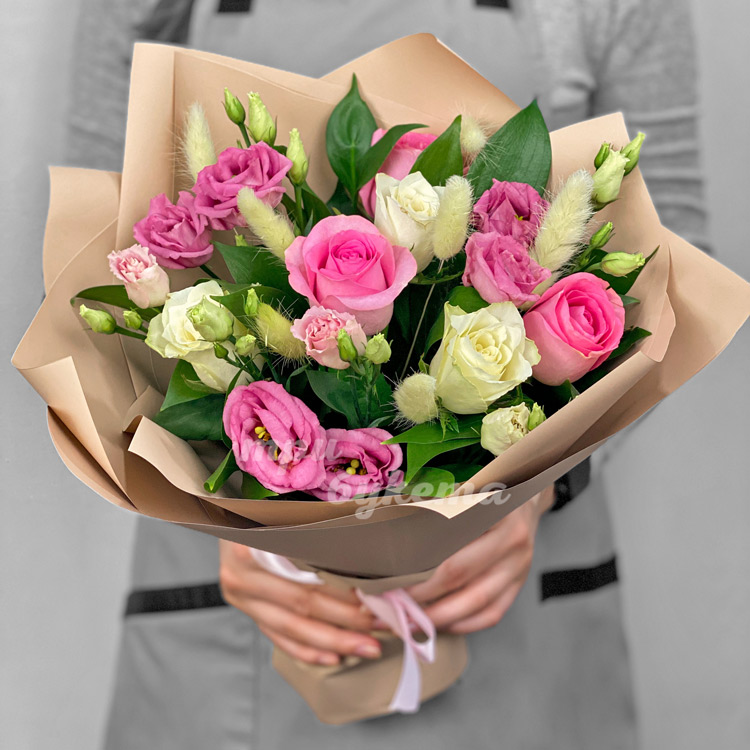 Букет из эустом, роз и лагуруса