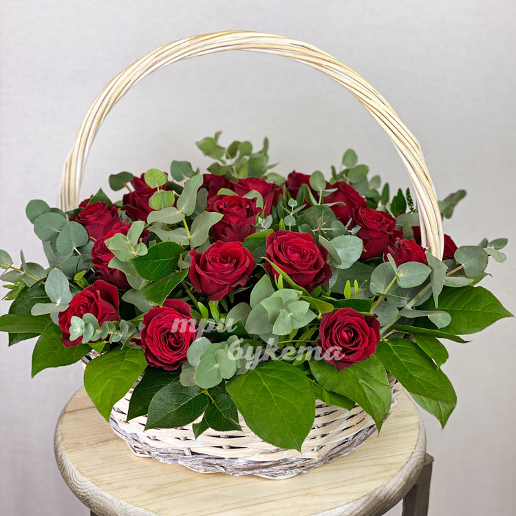 Корзина красных роз с эвкалиптом