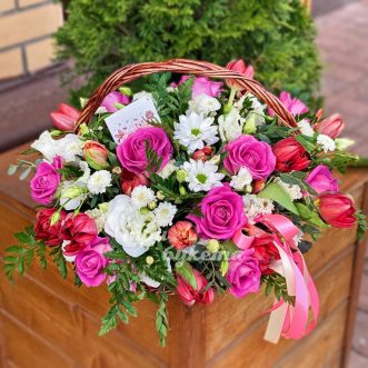 Корзина розовых роз и красных тюльпанов