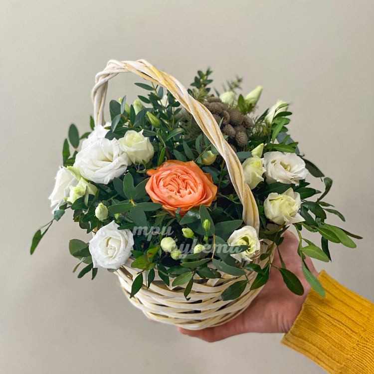 Корзинка с розой, эвкалиптом и брунией (в руке)
