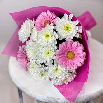 Розово-белый небольшой букет гербер