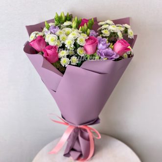 Розовые розы и кустовые хризантемы