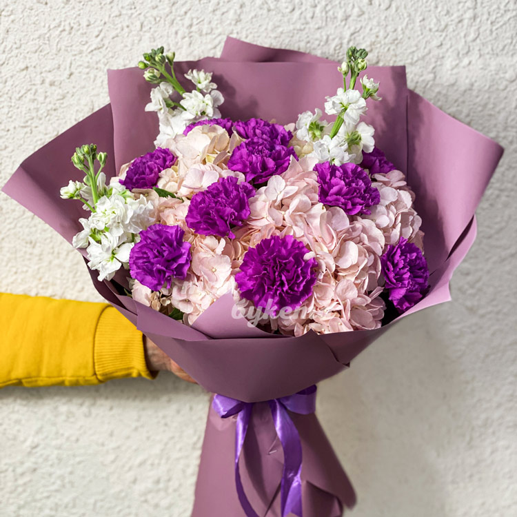 Букет гортензий, гвоздик и маттиол (на белом фоне)