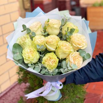 Букет из 11 белых пионовидных роз