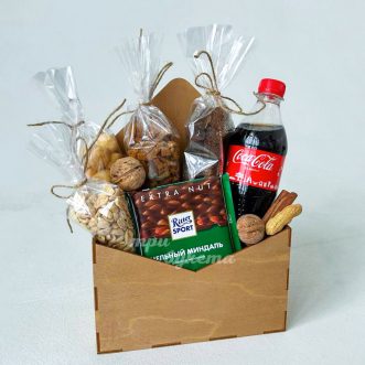 Конверт на 23 февраля с колой и снеками