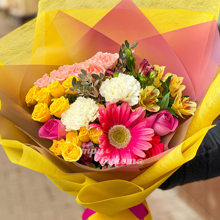 Яркий букет с герберой и куст. розами (крупный план)