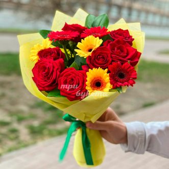 Красно-желтый букет гербер и роз