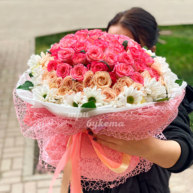 Пышный розовый букет роз и хризантем (в руках флориста)