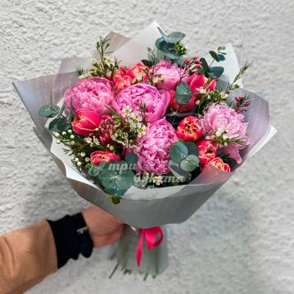 Розовые пионы и красные тюльпаны