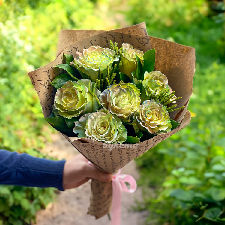 Букет из 7 зеленых роз в крафте за 2580 ₽ с доставкой по Уфе