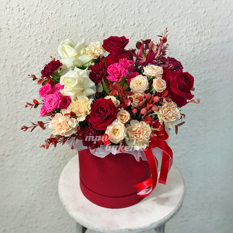 Красная коробка роз, гвоздик и зелени