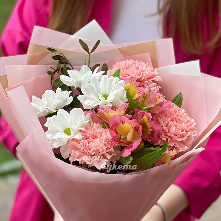 Розовый букет гвоздик и альстромерий (крупный план)