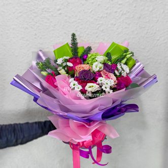 Пышный новогодний букет цветов и хвои