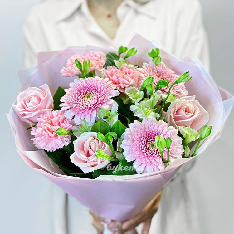 Букет розовых гербер, гвоздик и роз (крупный план)