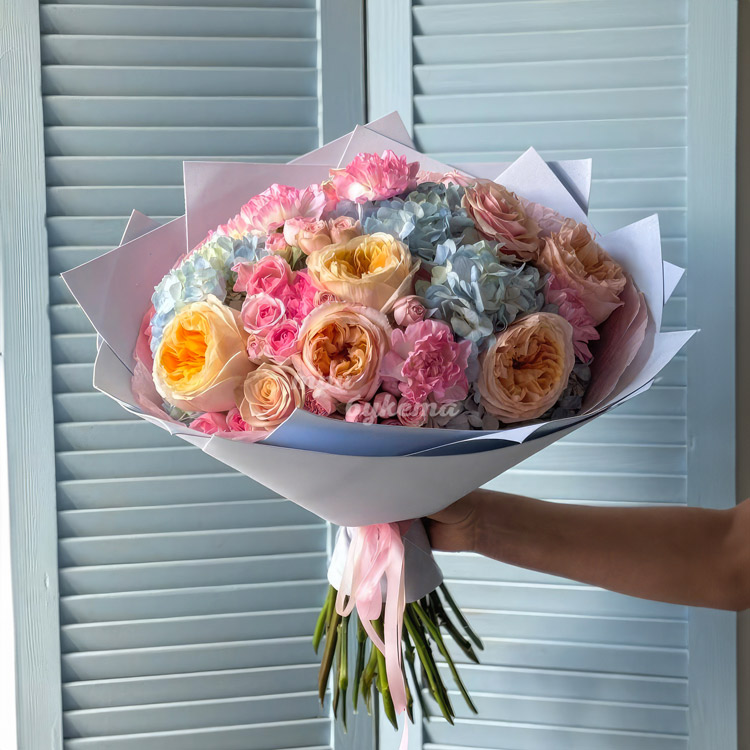 Букет ярких роз, гвоздик и гортензий