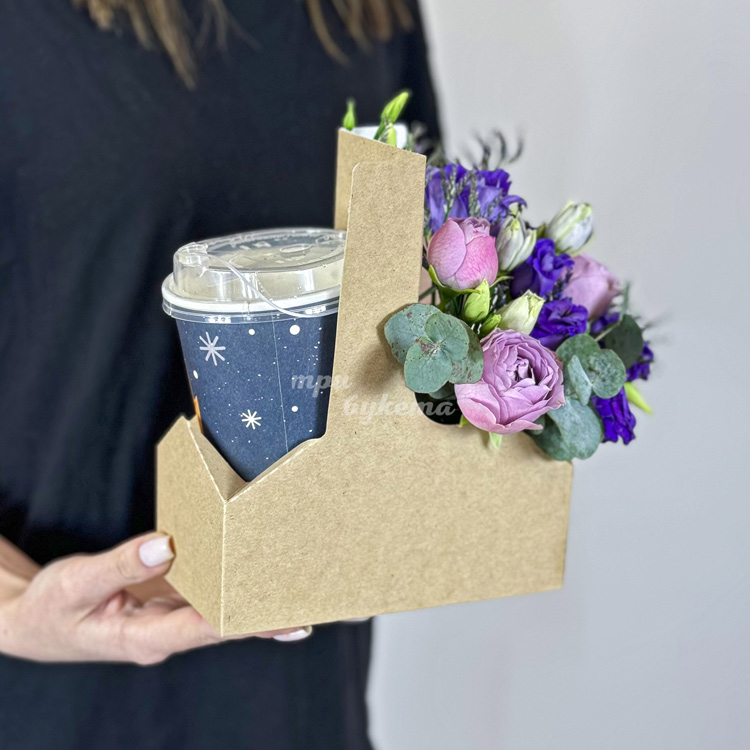 Бокс с кофе и фиолетовыми эустомами (ракурс на стакан кофе)