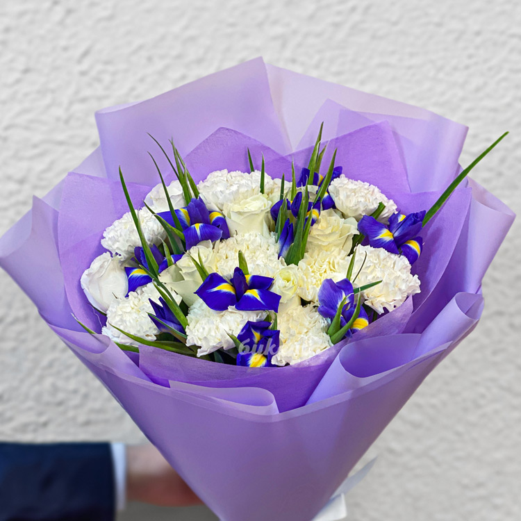 Букет ирисов, белых роз и гвоздик (крупный план)