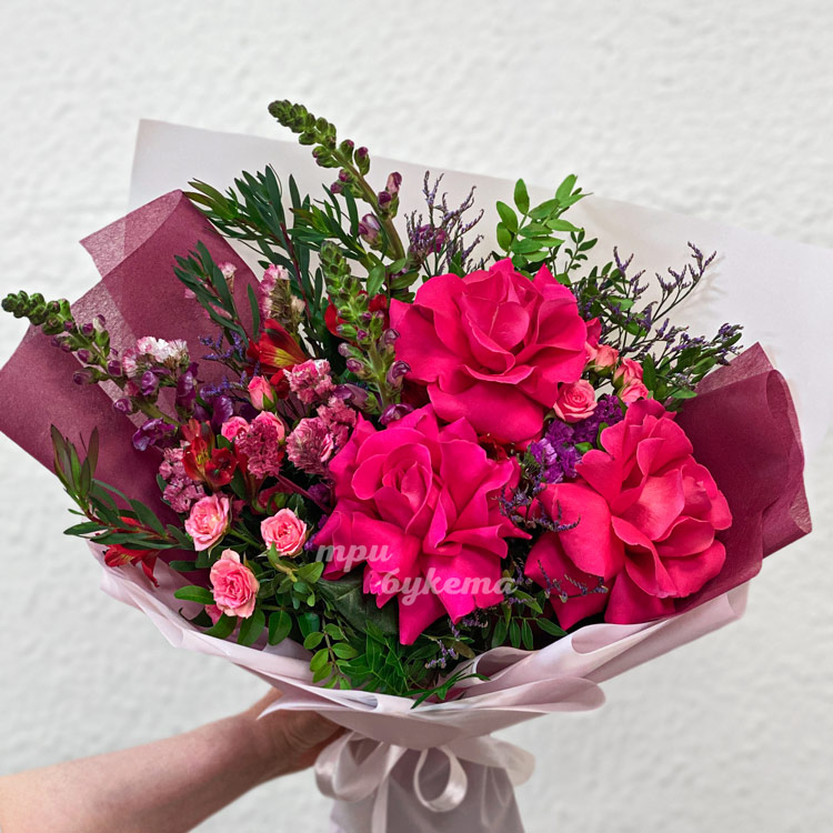 Розовый букет роз, антирринумов и зелени (крупный план)