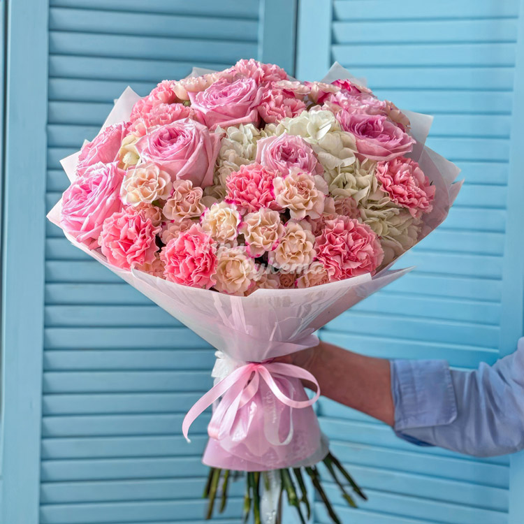 Розовый букет роз, диантусов и гортензий (в руке флориста)