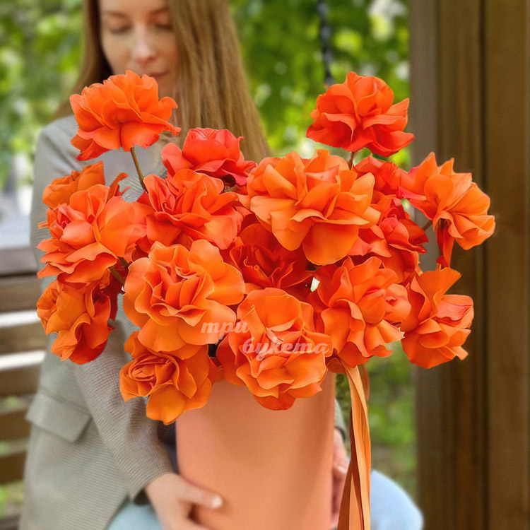 Шляпная коробка оранжевых французских роз (крупный план)