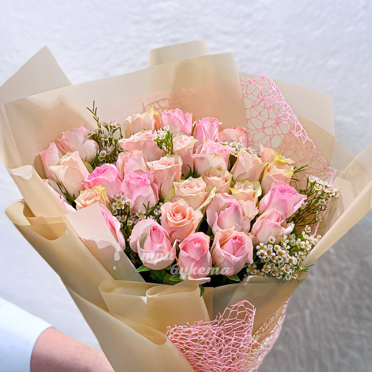 Букет нежно-розовых роз с хамелациумом (крупный план)